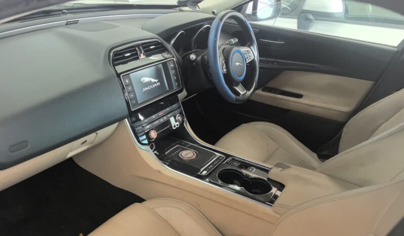 
								Jaguar XE full									